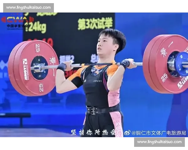 举重运动员挑战极限力量成功创造历史新纪录