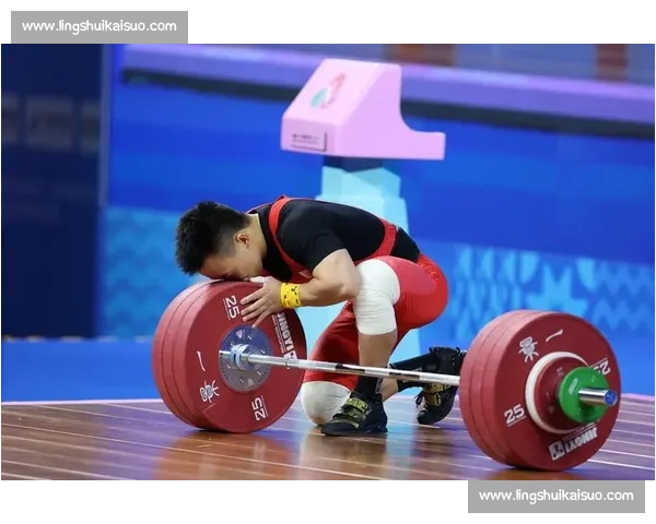 举重比赛惊险瞬间失误解析运动员心理与训练教训